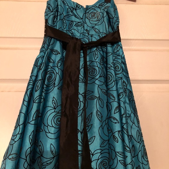 Little Girl’s Dress - Picture 3 of 4